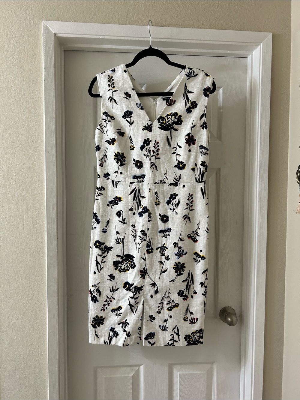 Ann Taylor White Sleeveless Floral V-Neck Sheath Dress